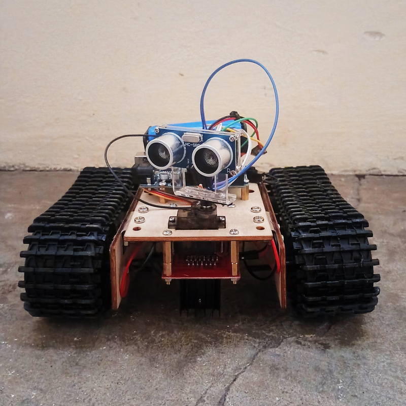 IDA from the front: wooden tank chassis with an HC-SR04 ultrasonic sensor on a servo